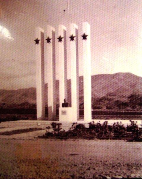 Monumento Las 5 Estrellas en la entrada de Constanza , alegórico a la Dictadura de Trujillo que existía en los años 50 hasta mediados de los 60